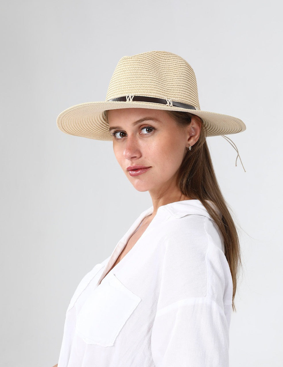 WOMEN'S STRAW FEDORA HAT WITH FAUX LEATHER STRAP