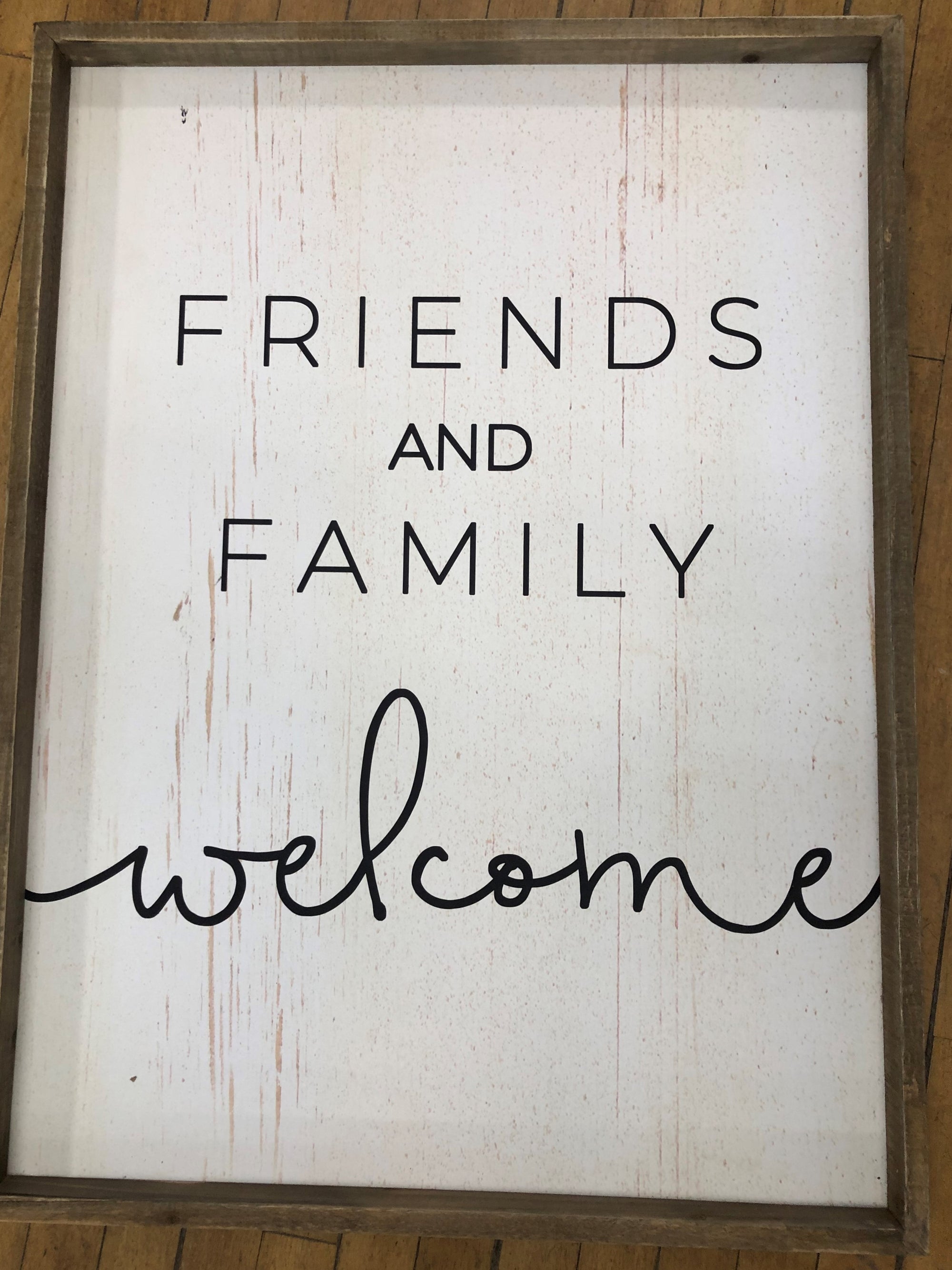 FRIEND AND FAMILY WELCOME WALL DECOR
